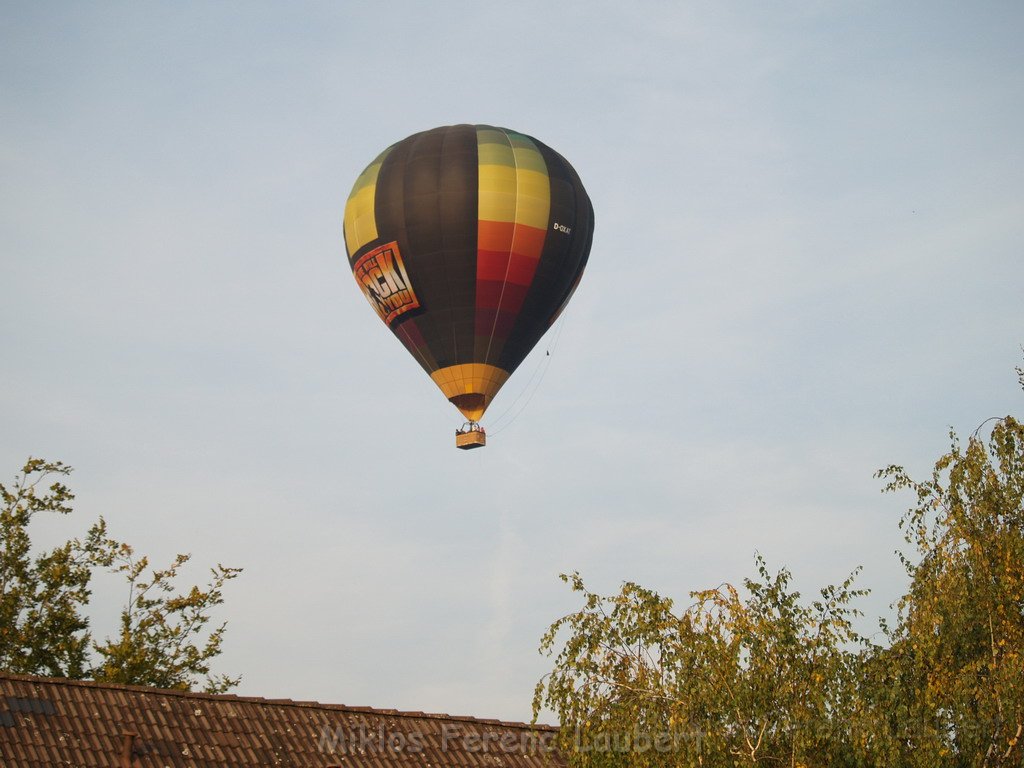 Heissluftballon im vorbei fahren  P10.JPG